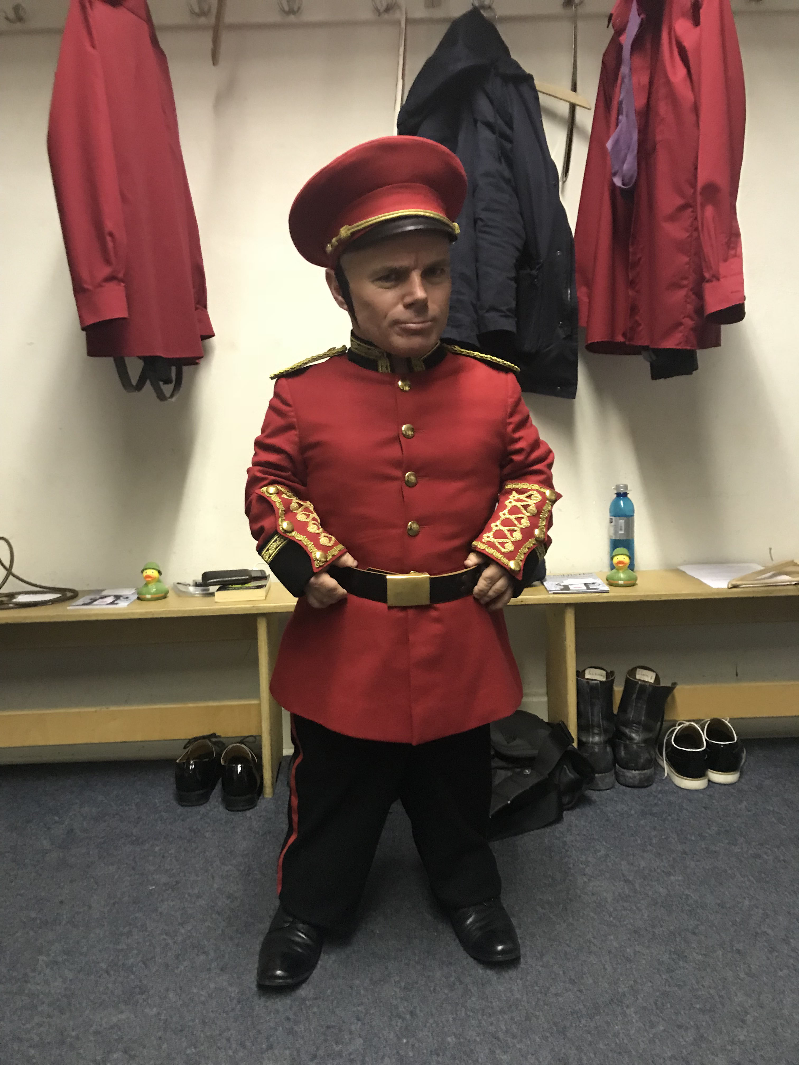 Peter Brownbill spielt in der Oper Die Soldaten